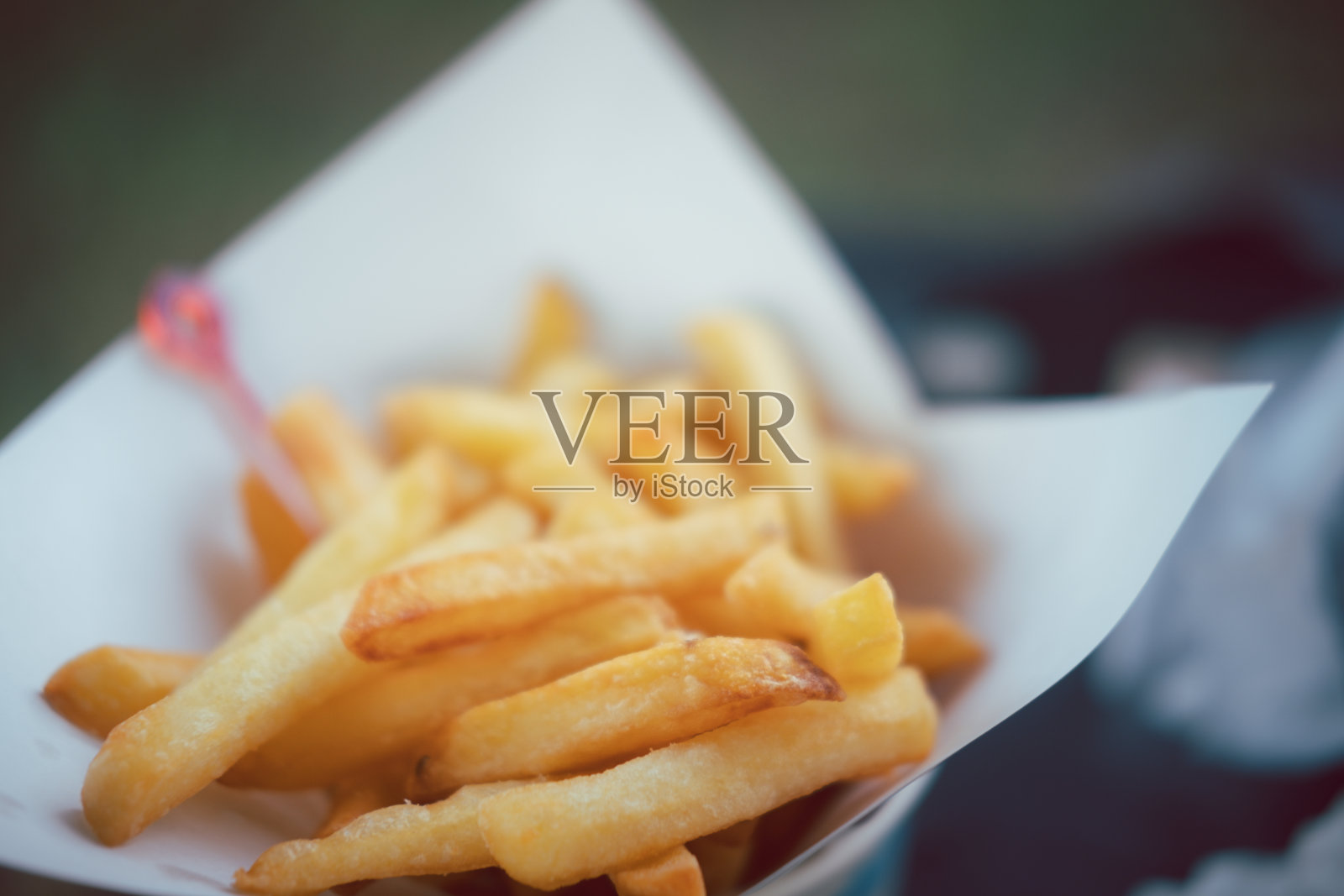 户外派对上的一纸碗薯条照片摄影图片