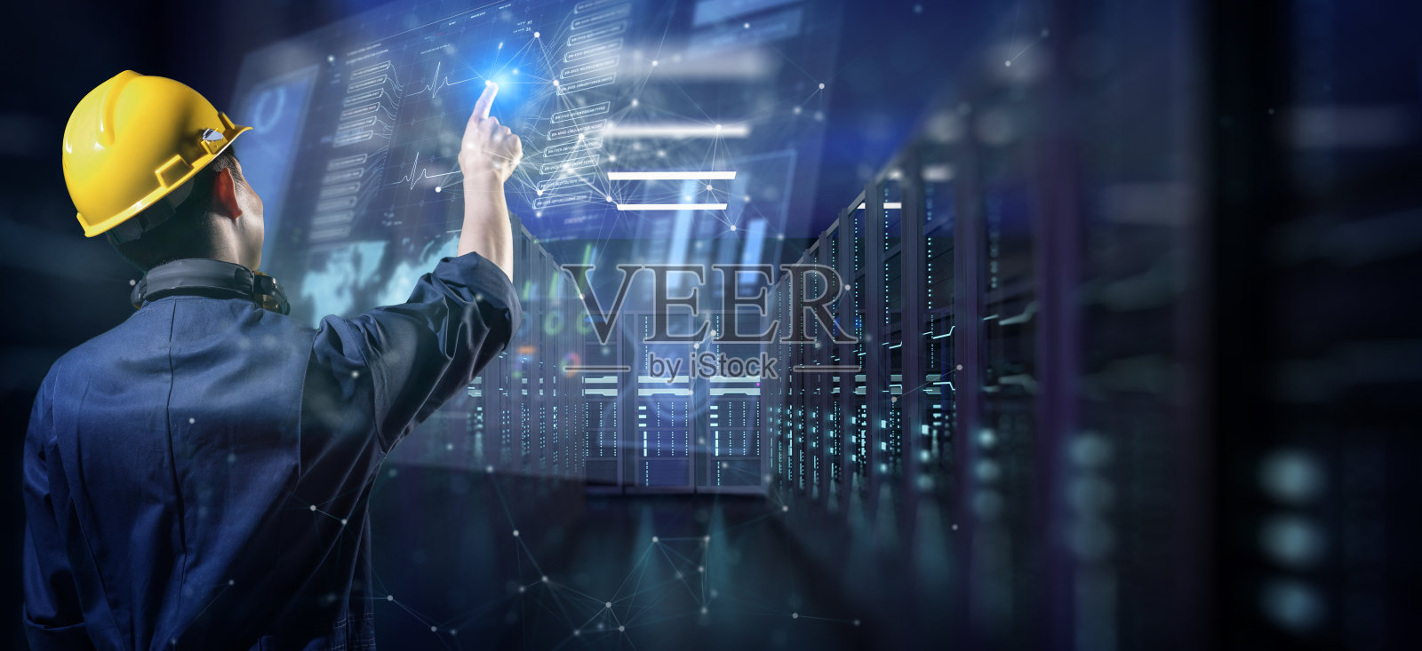 亚洲工程师拥有智能技术AI网络计算机服务器，计算机工程师自动化人工智能未来背景。照片摄影图片