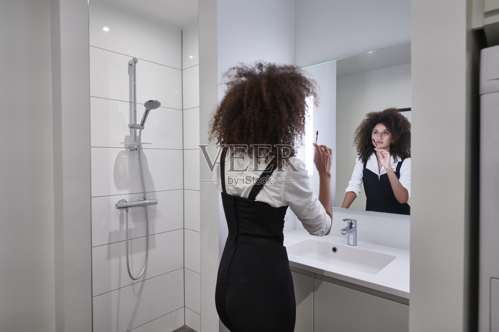 女人在浴室照片摄影图片