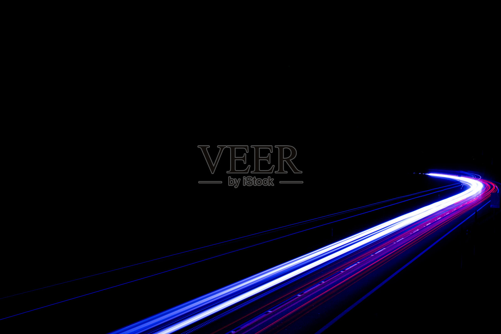 橙色的车灯在晚上。长时间曝光照片摄影图片