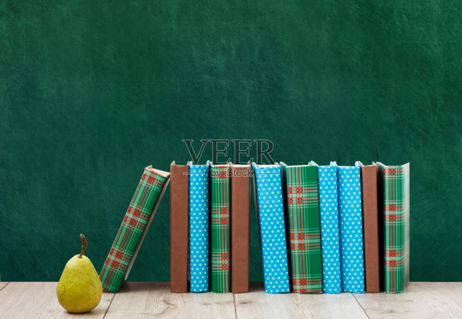 一堆彩色封面的书照片摄影图片