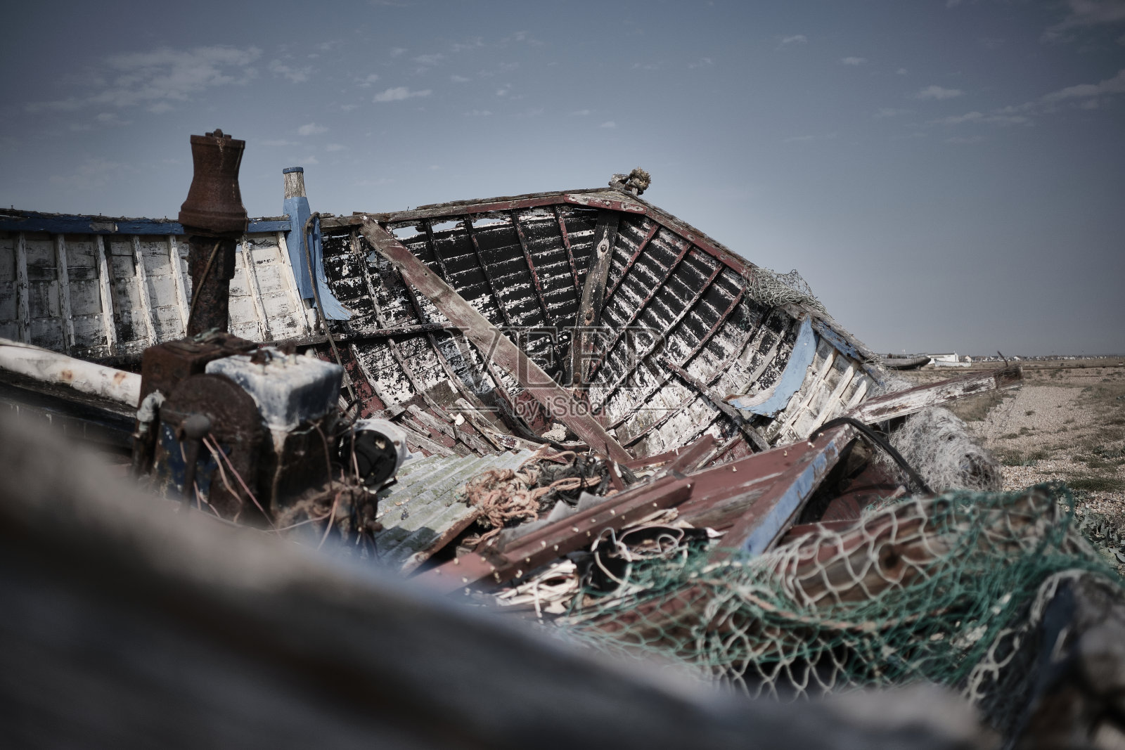 海滩上一艘失事的旧船。照片摄影图片