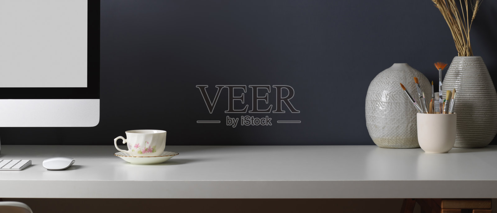 电脑桌子，咖啡杯，复印空间和装饰家庭办公室照片摄影图片