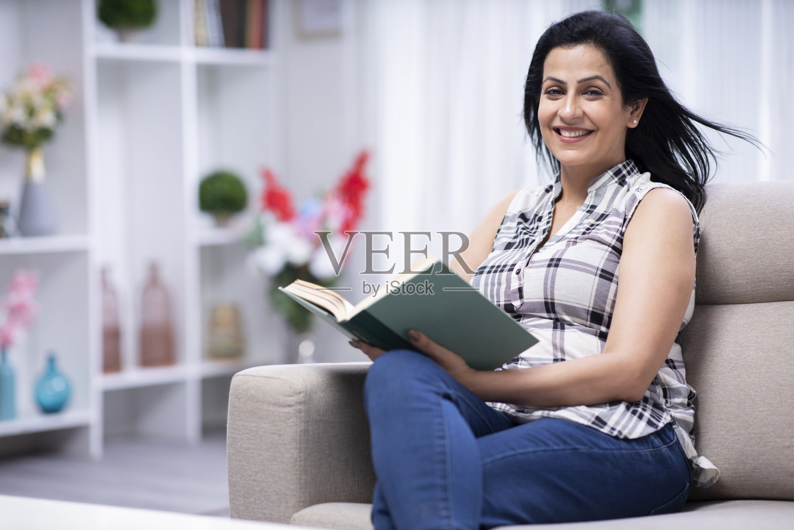 女人在家坐在沙发上的照片照片摄影图片