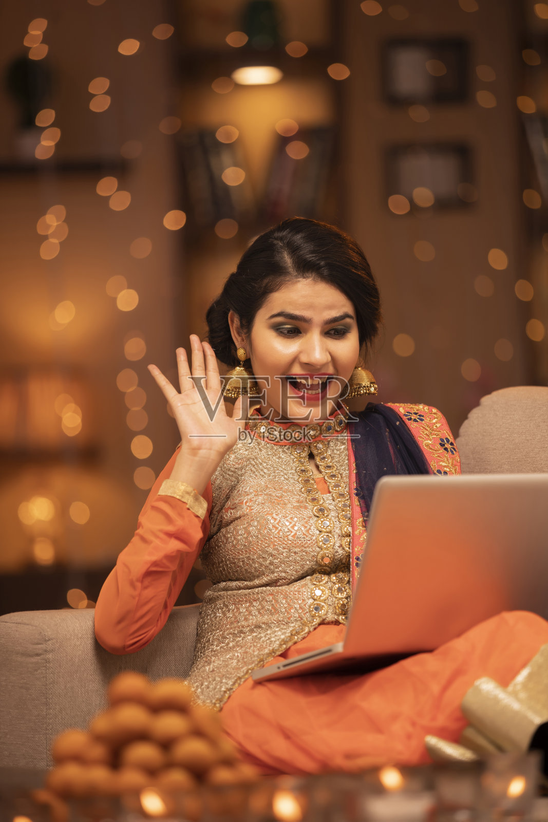 年轻女子庆祝排灯节-股票照片照片摄影图片