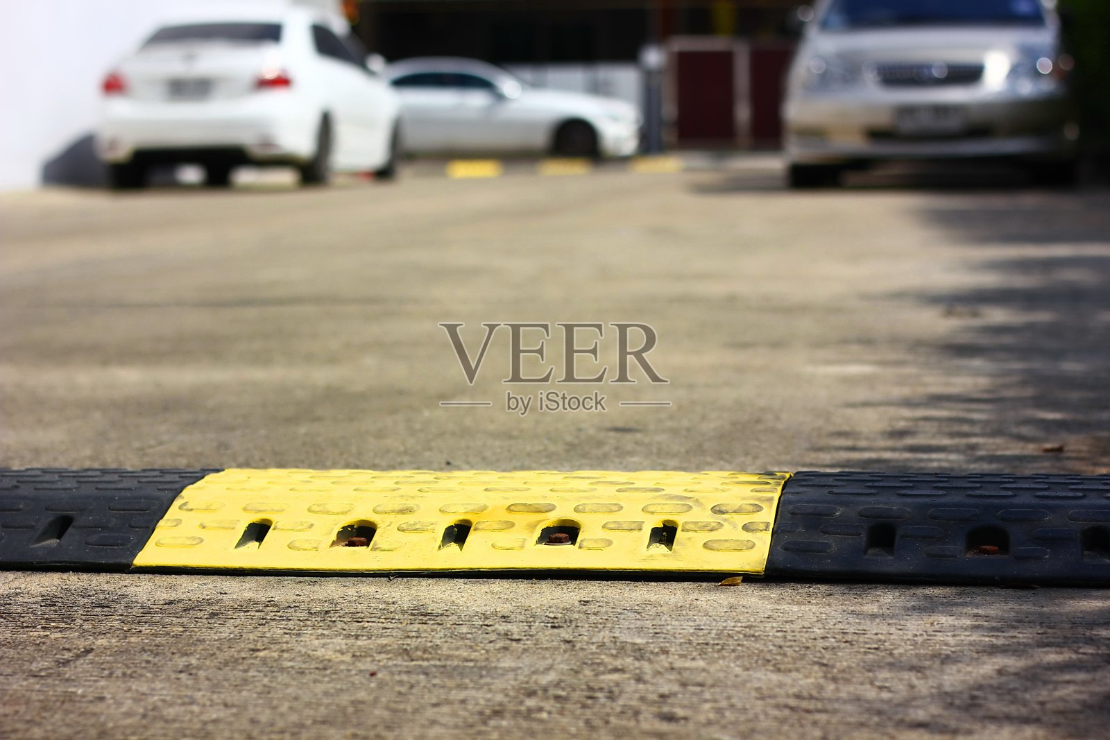 靠近橡胶减少颠簸的道路，帮助车辆降低速度，以确保安全照片摄影图片