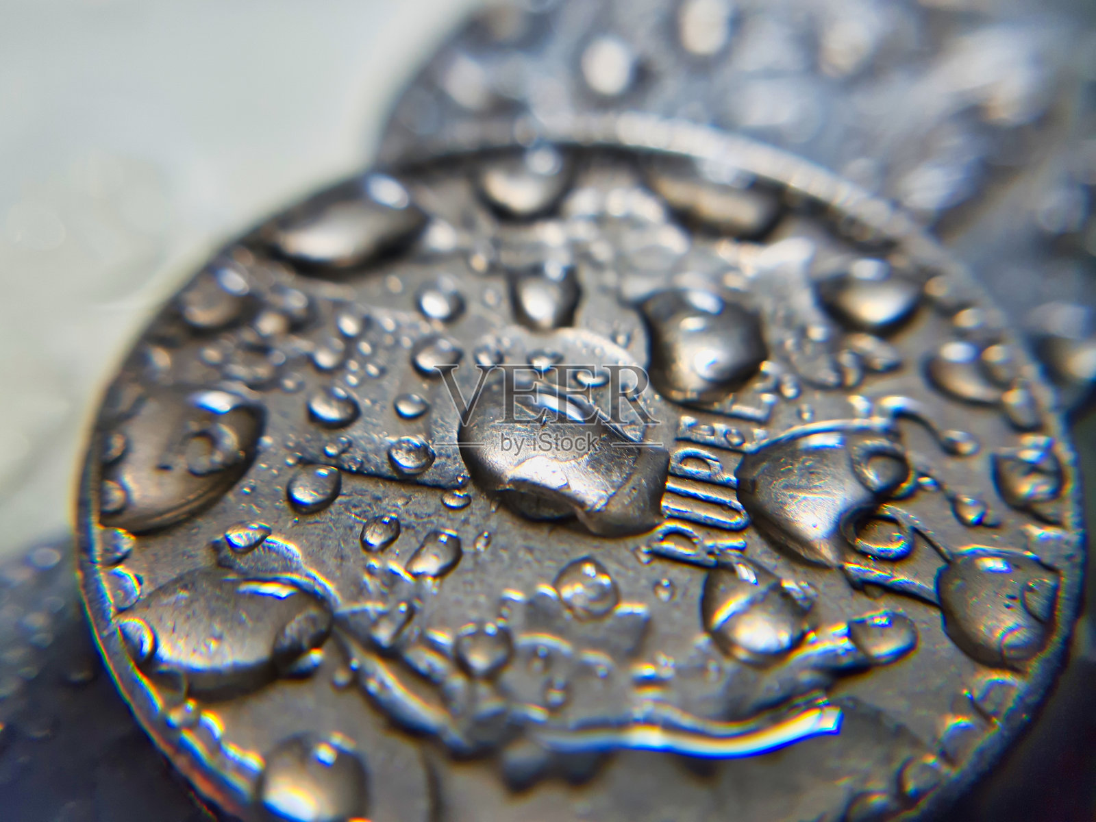 水滴在印度五卢比硬币上的图片照片摄影图片