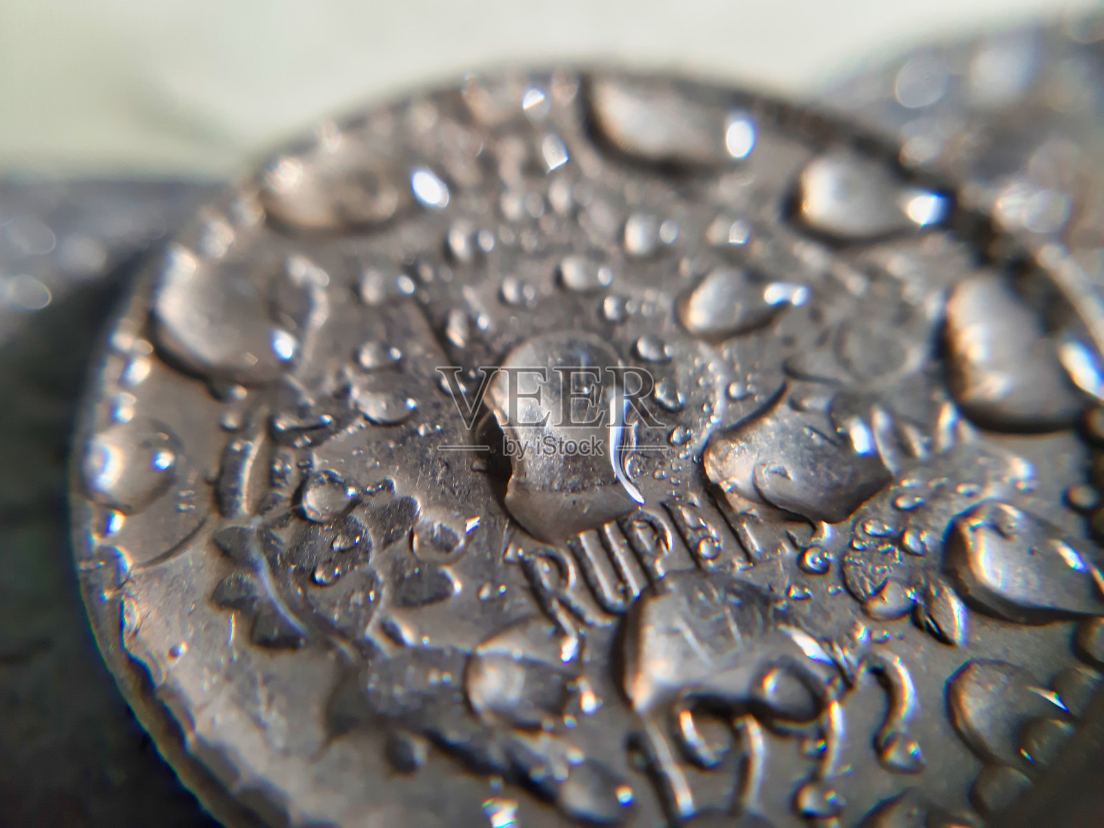 水滴在印度五卢比硬币上的图片照片摄影图片