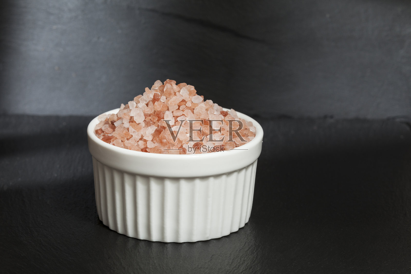 盐-喜马拉雅盐粉的结晶。照片摄影图片