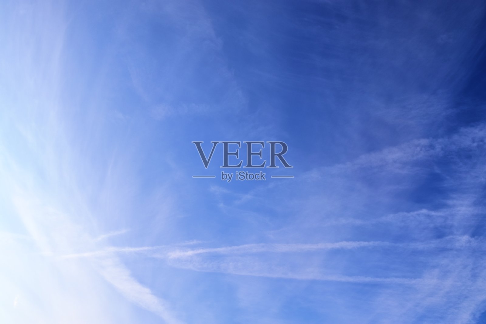 令人惊叹的卷云形成在深蓝色的天空全景照片摄影图片