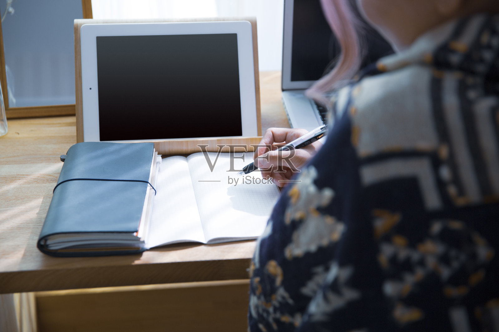 在家办公的女性和办公用品照片摄影图片
