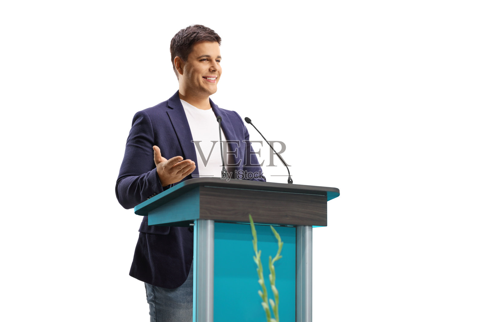 年轻的男演讲者在讲台上演讲照片摄影图片