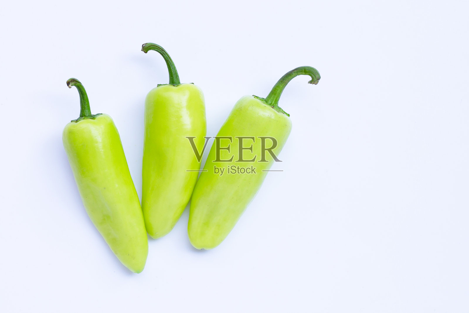 白色背景上的青椒。照片摄影图片