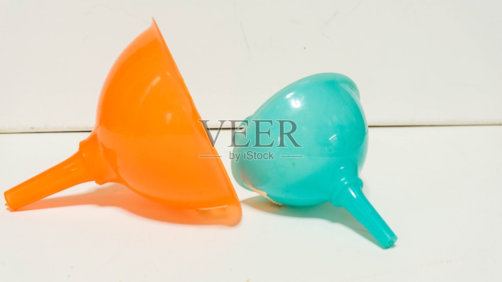 两个彩色的塑料漏斗照片摄影图片