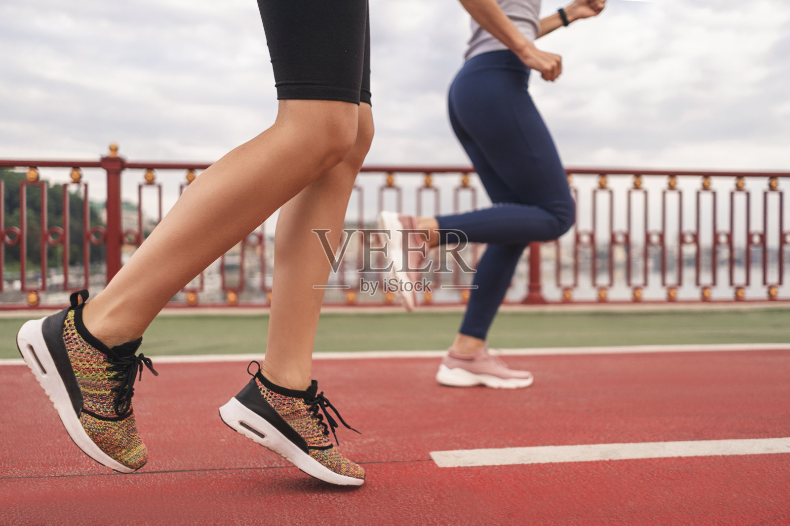 两个女性朋友早上在户外进行有氧运动照片摄影图片