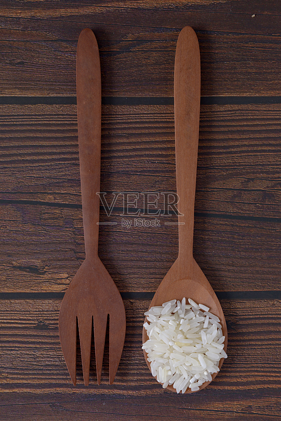 用勺子盛生米照片摄影图片