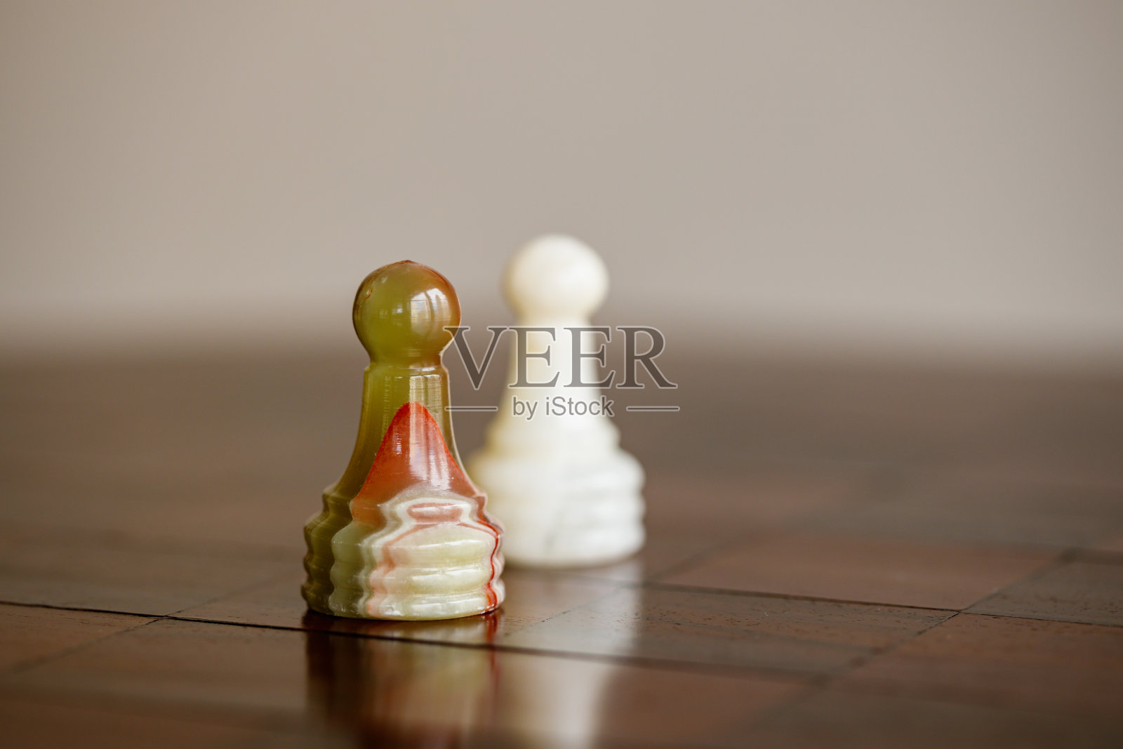 棋子放在木制的棋盘上照片摄影图片