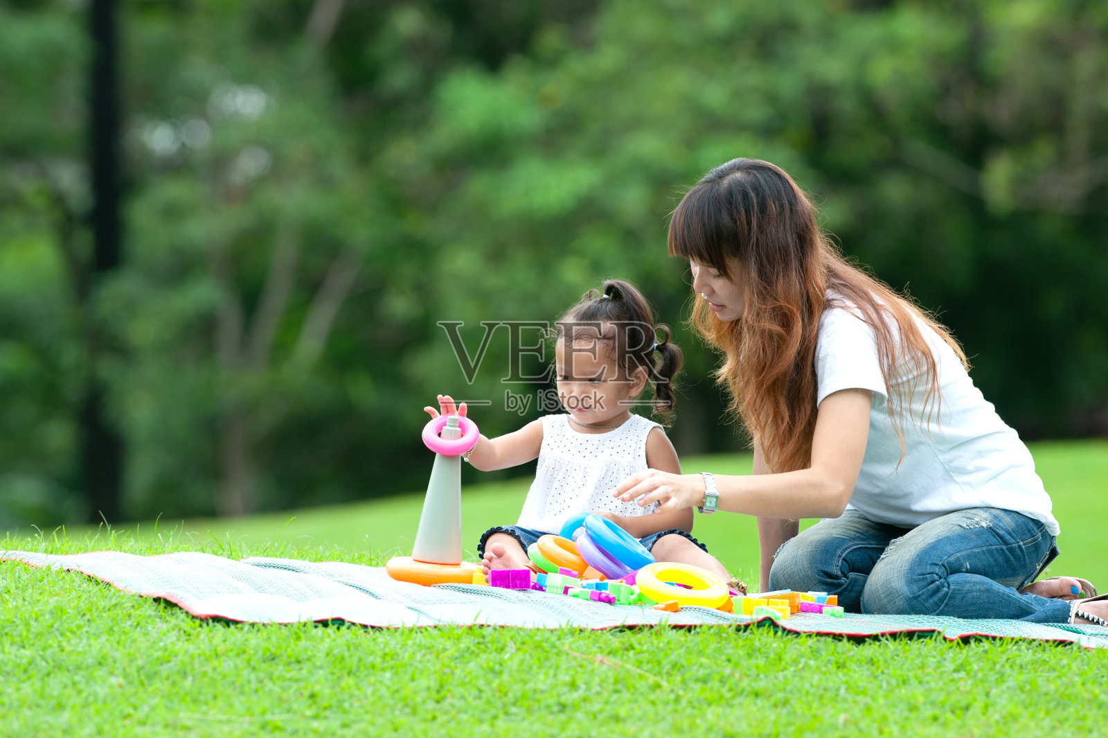 亚洲母亲和女儿在公园放松照片摄影图片