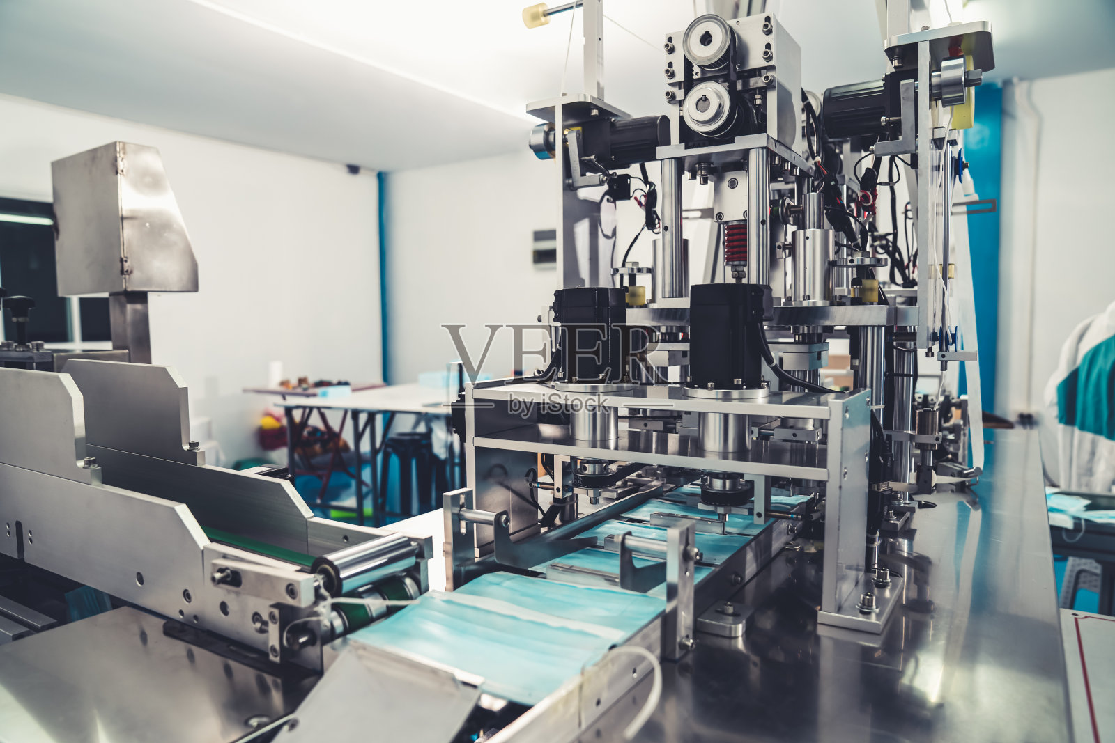 现代化的口罩生产线工厂照片摄影图片