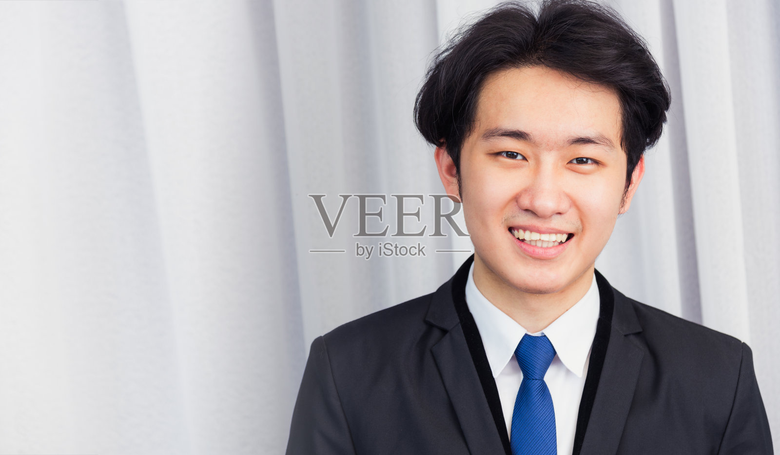 商人笑自信成熟站在西装微笑照片摄影图片