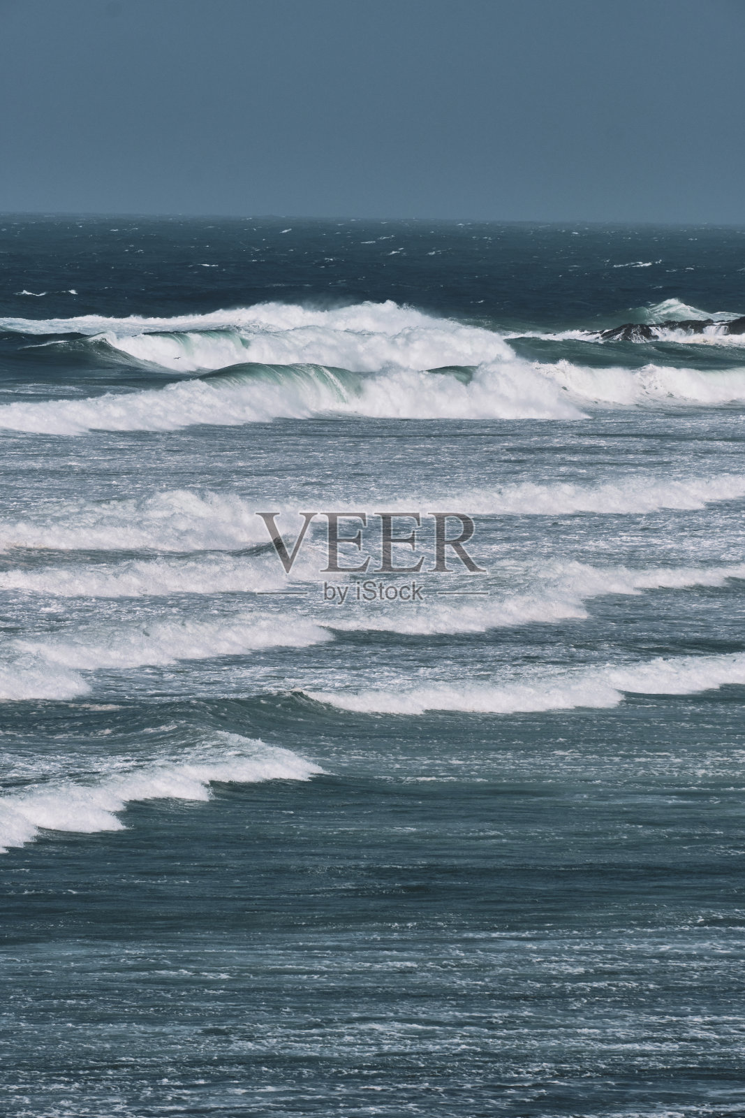 9月下旬阳光明媚的一天，康沃尔郡的纽基湾(Newquay Bay)上波涛汹涌。照片摄影图片