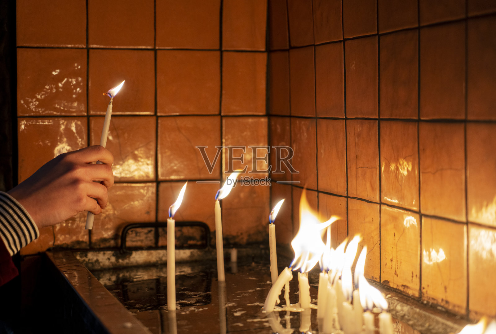 在教堂里点燃蜡烛照片摄影图片