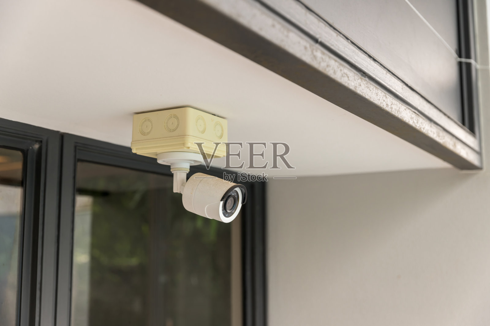 住宅室外监控闭路电视摄像头系统。模糊的城市夜景背景。墙上的现代闭路电视摄像头。设备系统的安全、寿命或资产服务。照片摄影图片