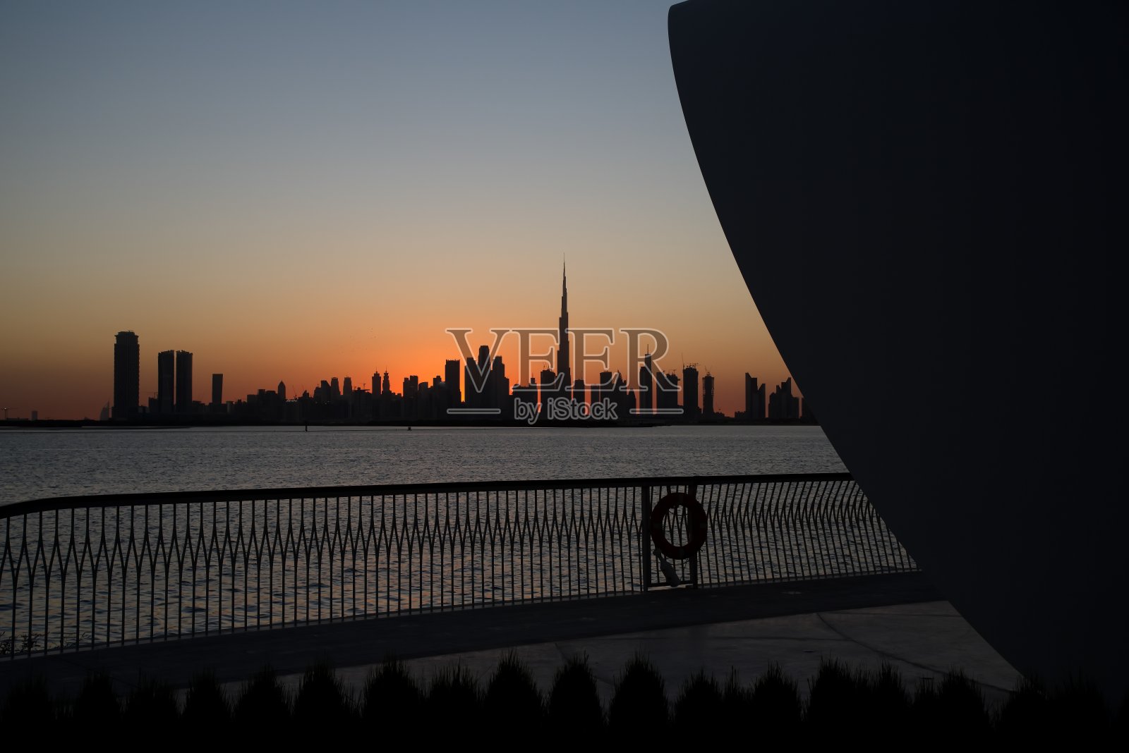 从迪拜河港和迪拜运河到市中心和商业湾的迪拜天际线，阿拉伯联合酋长国照片摄影图片