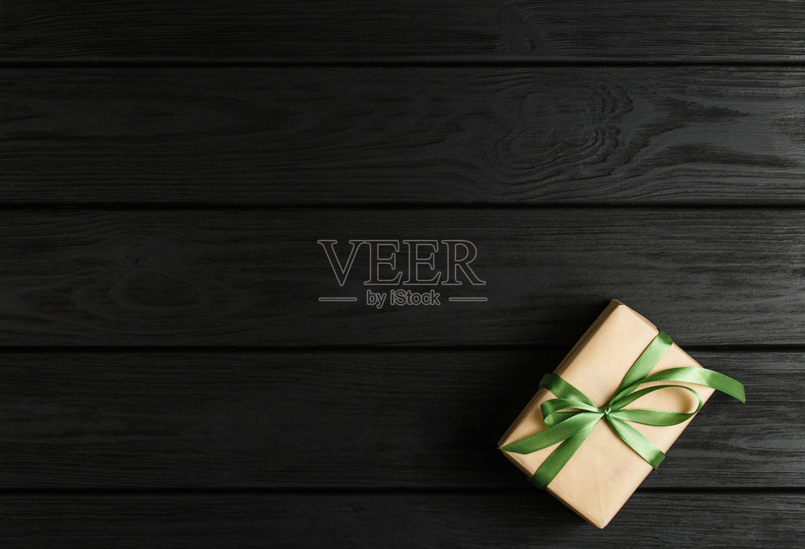 顶视图的礼盒上的黑色木制背景照片摄影图片