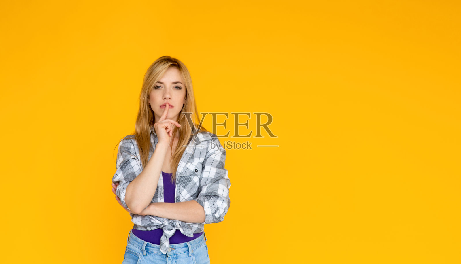 困惑沉思的年轻红发女人女孩在白色空白空衬衫摆孤立的黄色背景工作室肖像。人的情感生活理念。模拟拷贝空间。把手放在头上照片摄影图片