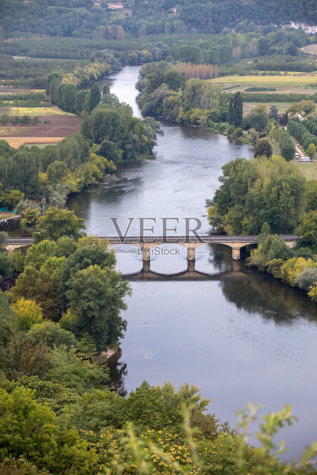 从法国多尔多涅古城多梅的城墙上俯瞰多尔多涅河和多尔多涅河谷照片摄影图片