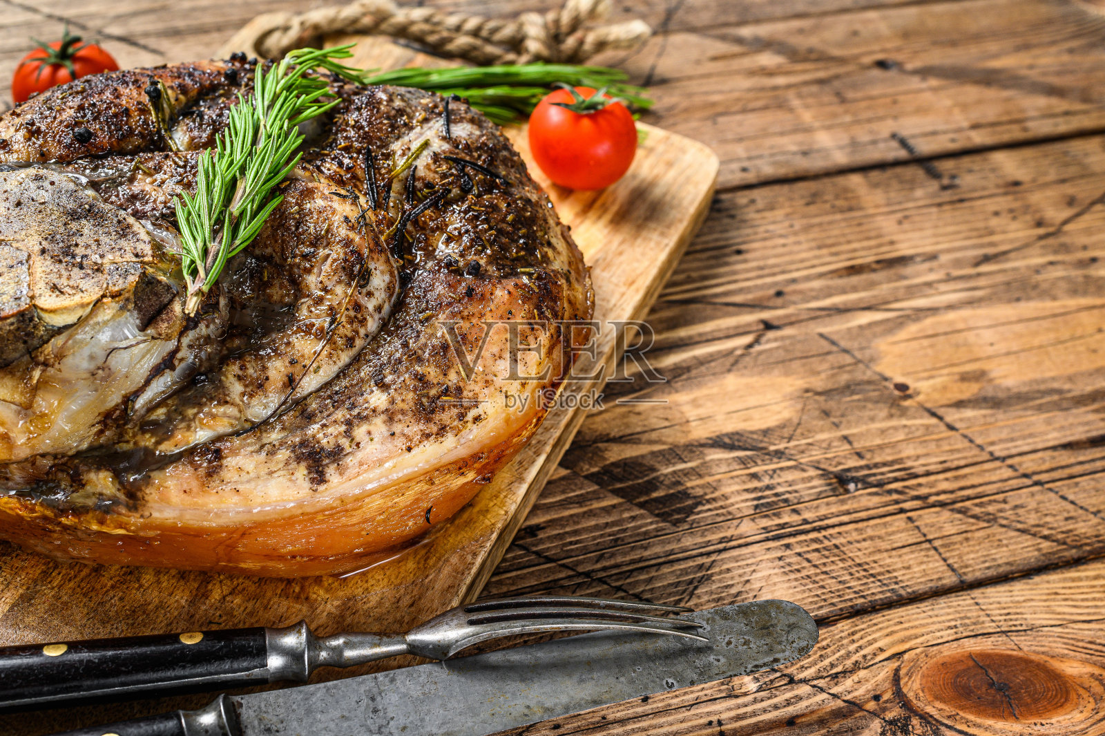 在砧板上烤猪肉火腿。柄的肉。木制背景。前视图。本空间照片摄影图片