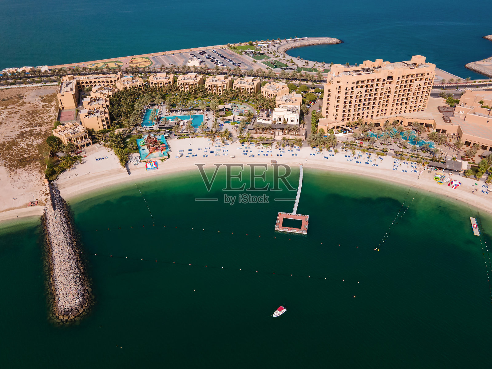 从空中俯瞰阿联酋拉斯海马酋长国的马尔扬岛照片摄影图片