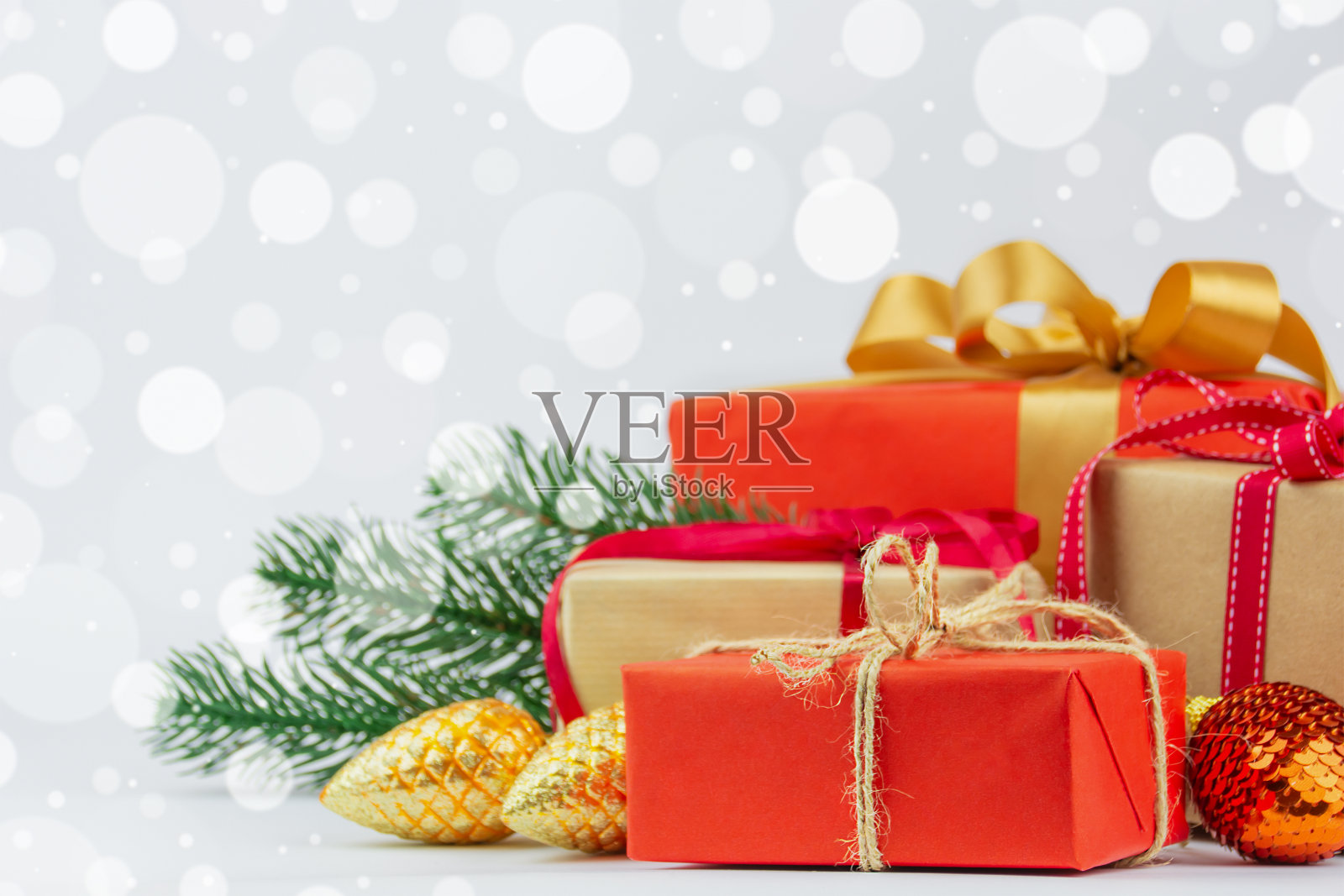 圣诞装饰的礼品盒照片摄影图片