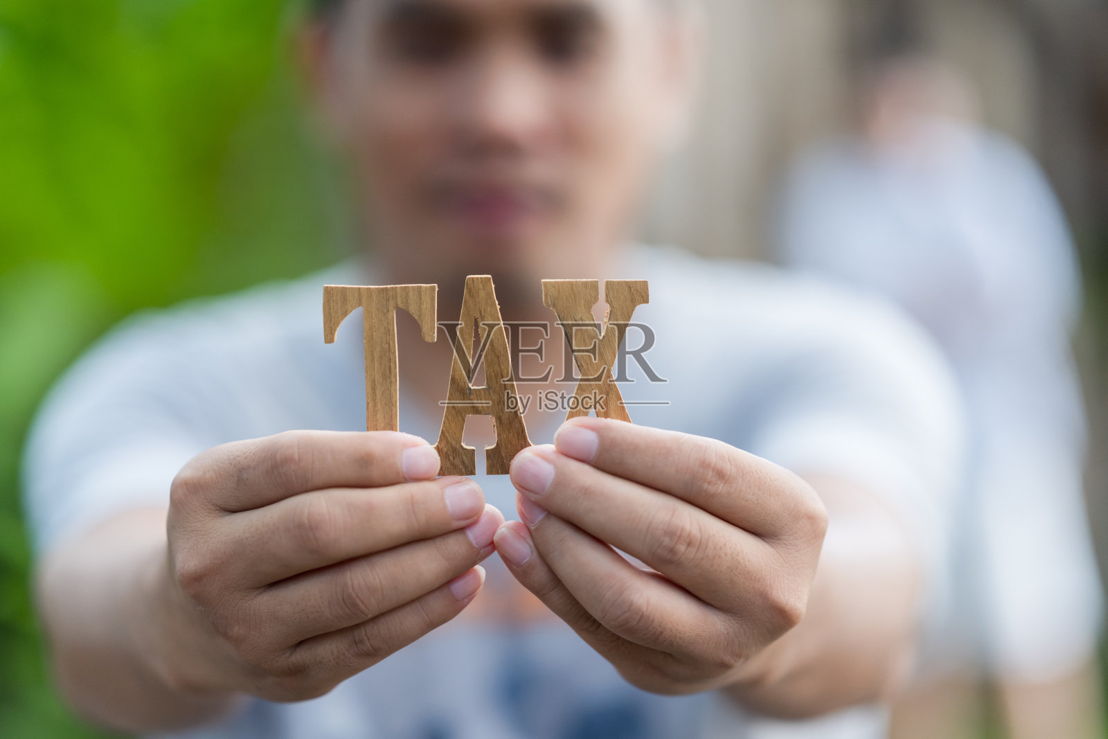 手握“税”。收入，费用，税收，财务数据。照片摄影图片