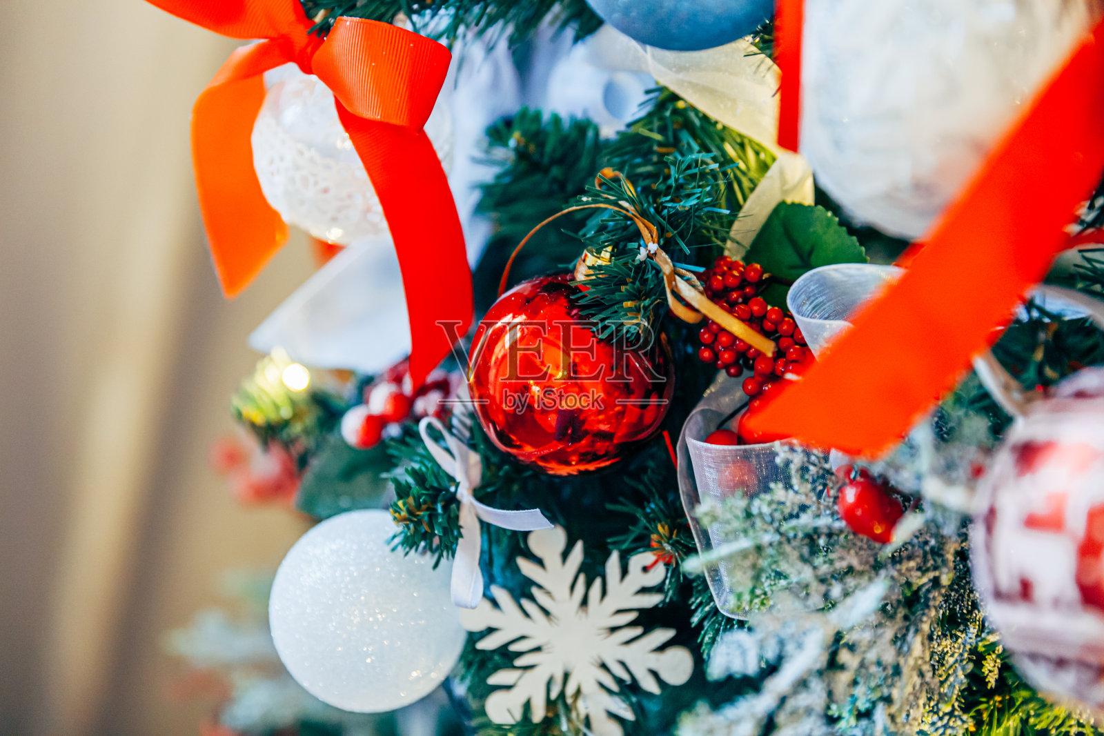 经典的圣诞新年装饰新年树用红色和白色的装饰品装饰品玩具和球。现代古典风格的室内设计公寓。平安夜在家照片摄影图片