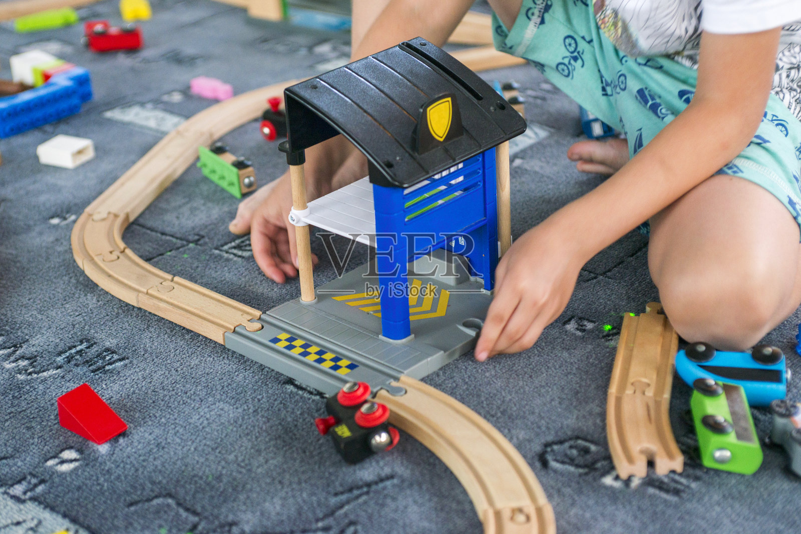 孩子在玩木铁路。孩子们在幼儿园或家里玩玩具铁路照片摄影图片