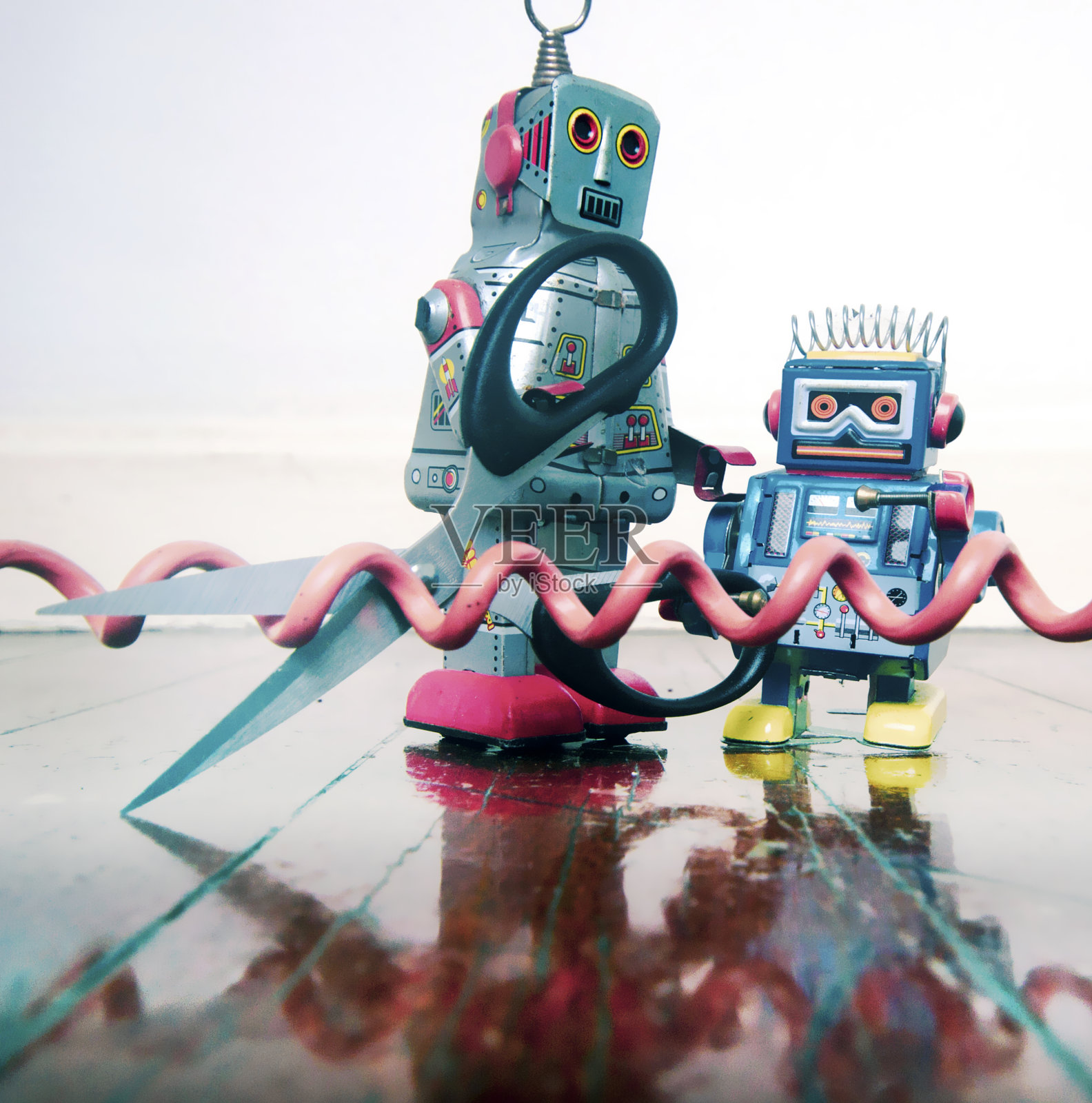 概念电话线被切断与复古机器人照片摄影图片