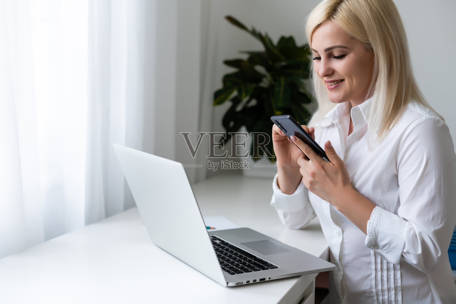 年轻女孩坐在沙发上想着通过互联网购物照片摄影图片