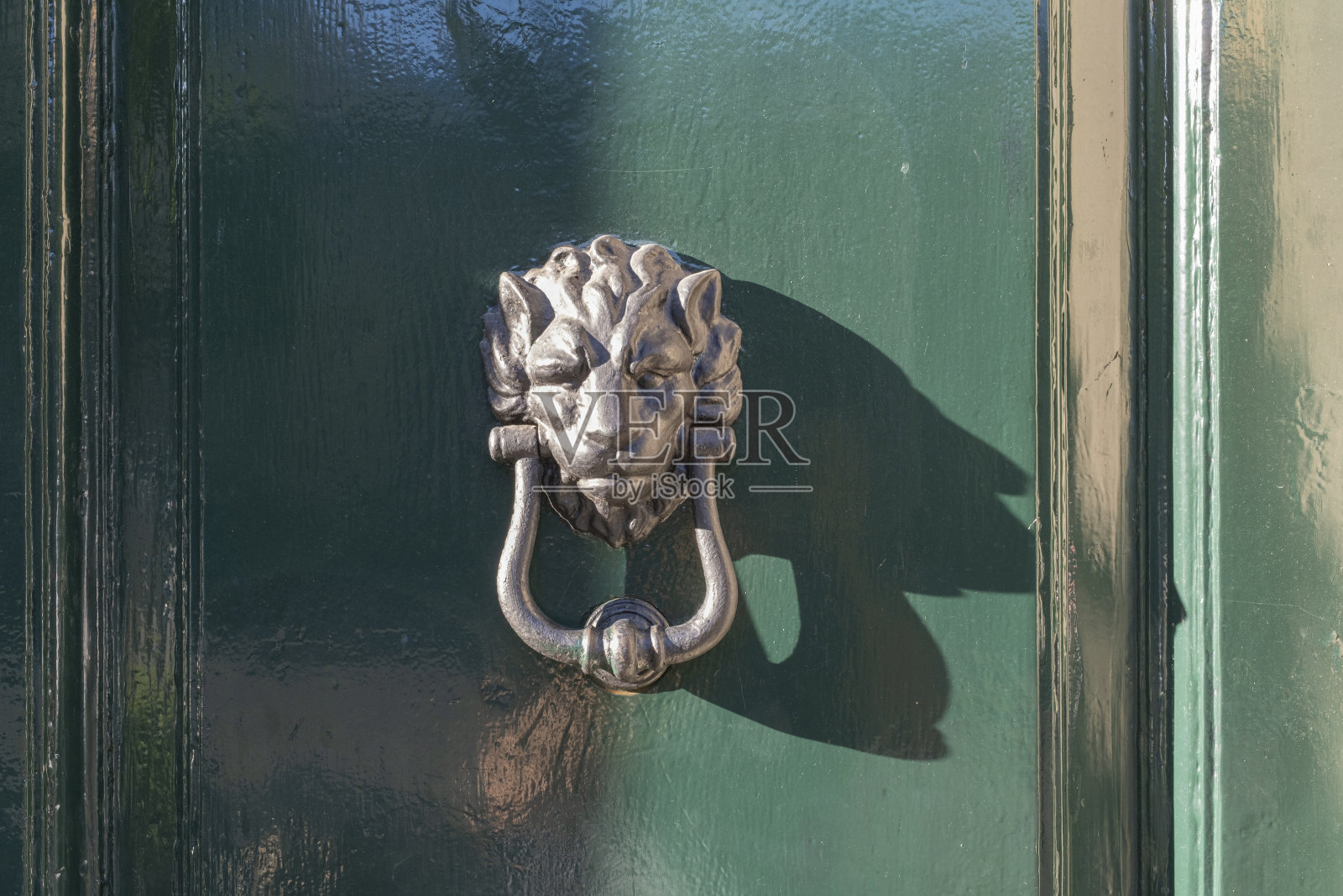 木制门上的古董门环照片摄影图片