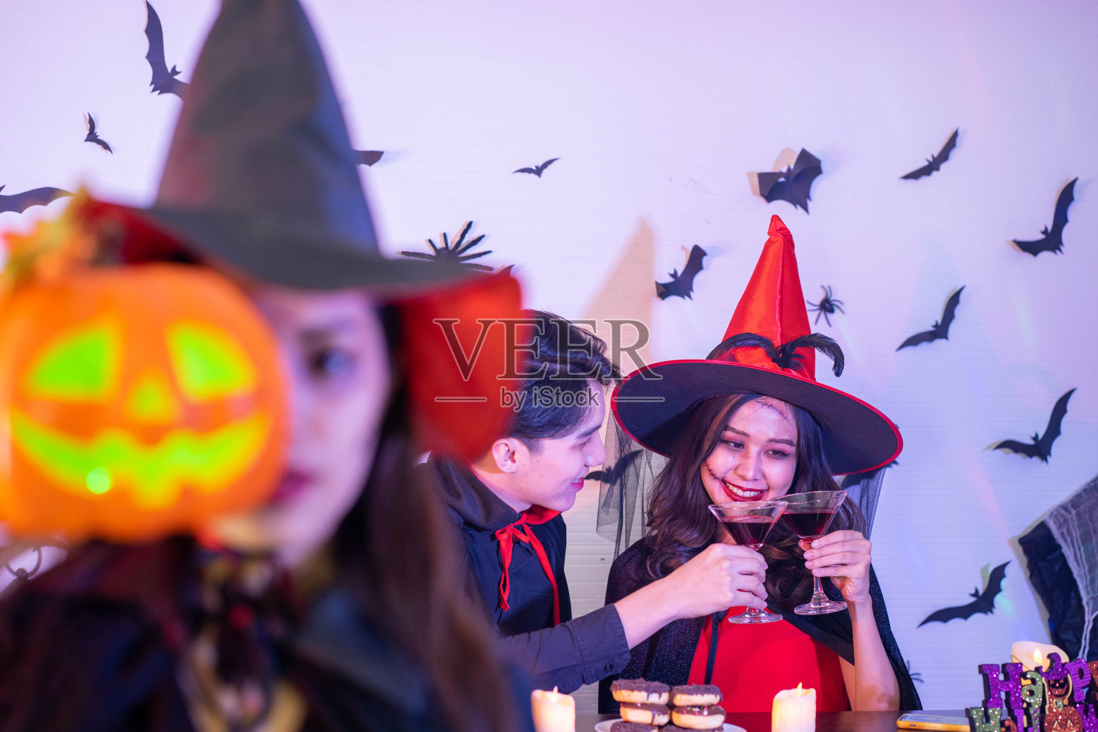 年轻的亚洲妇女在万圣节的节日派对上穿着服装照片摄影图片