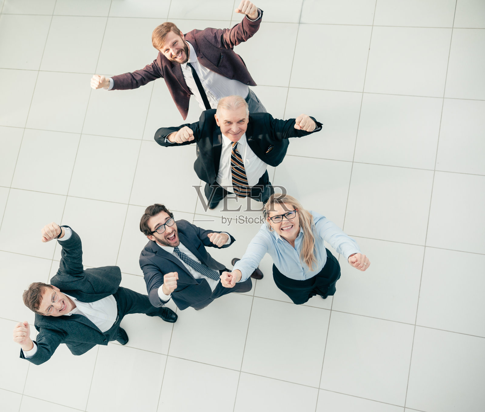 前视图。一群员工站在办公室里欢呼照片摄影图片