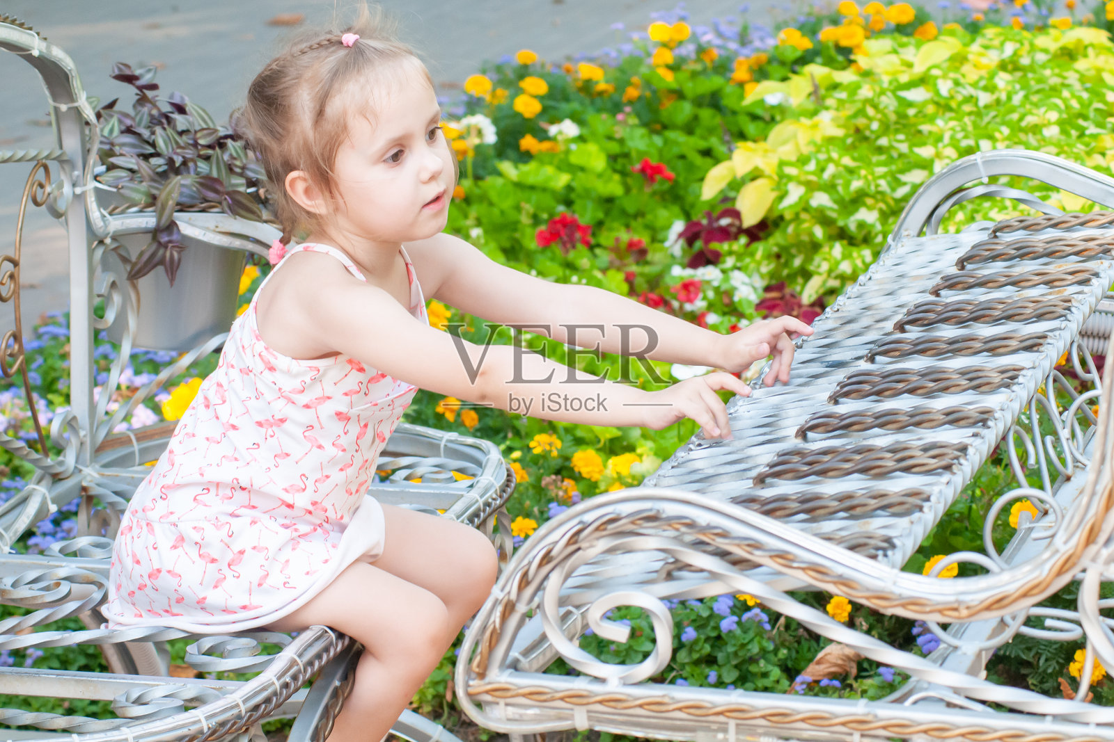 一个夏天，美丽的小女孩在公园里弹钢琴照片摄影图片