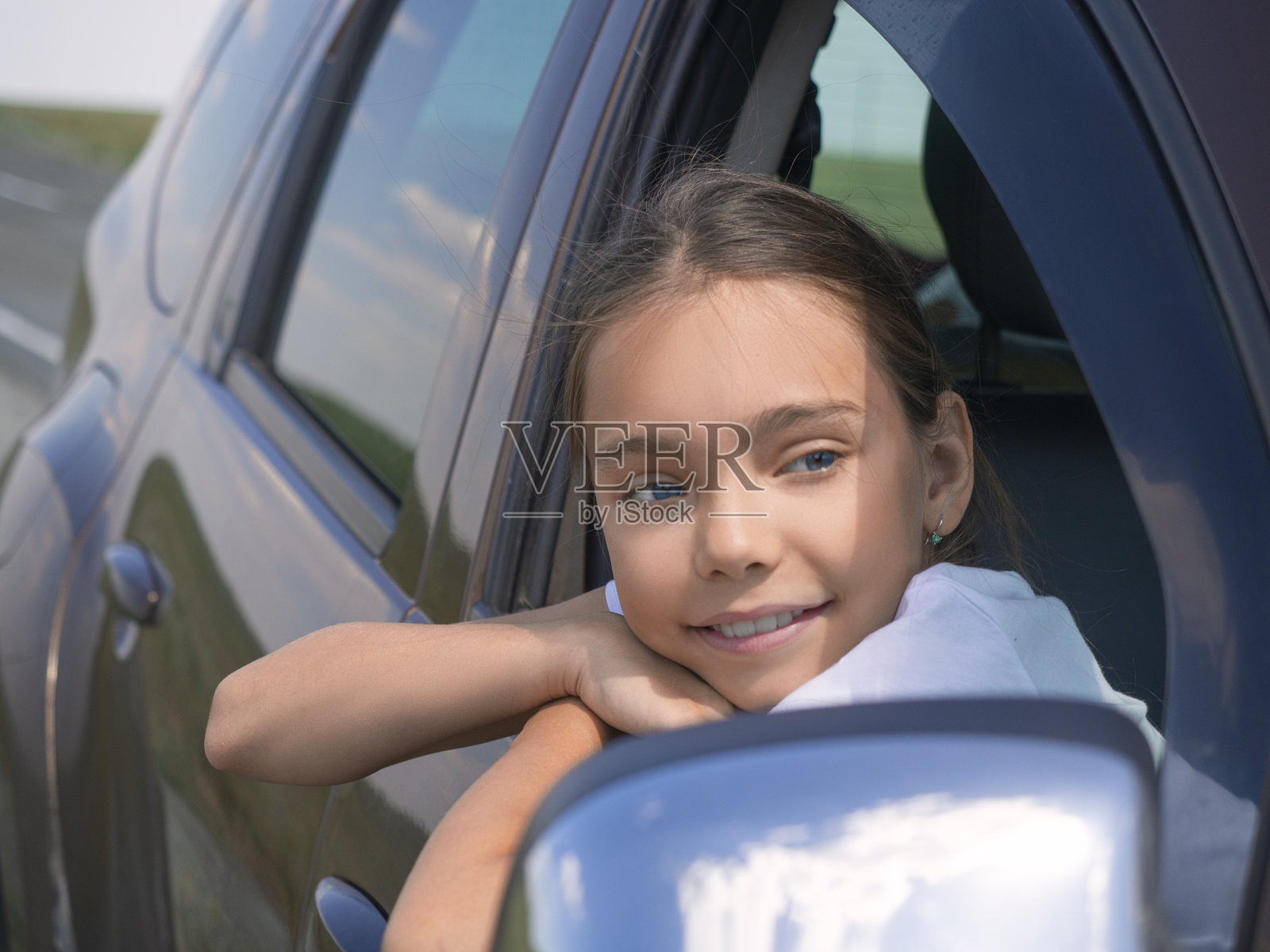 小女孩看着车外的景色照片摄影图片