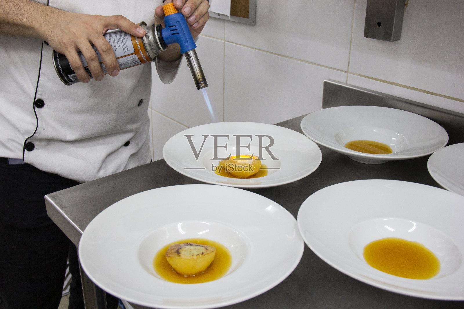 准备甜点梨布丁与dolce gorgonzola奶酪照片摄影图片