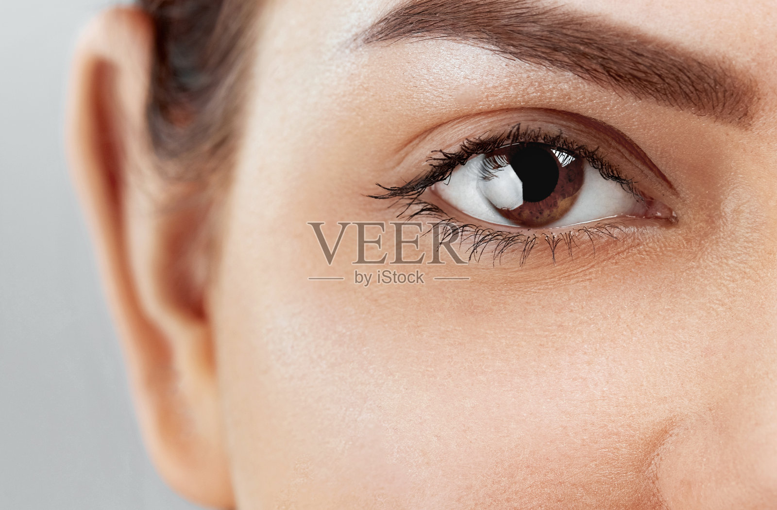 美丽的微距镜头的女性眼睛与极端长睫毛和黑色眼线化妆。完美的妆容和长长的睫毛。化妆品和化妆。近距离微距拍摄时尚的眼睛面孔。化妆品和化妆。照片摄影图片