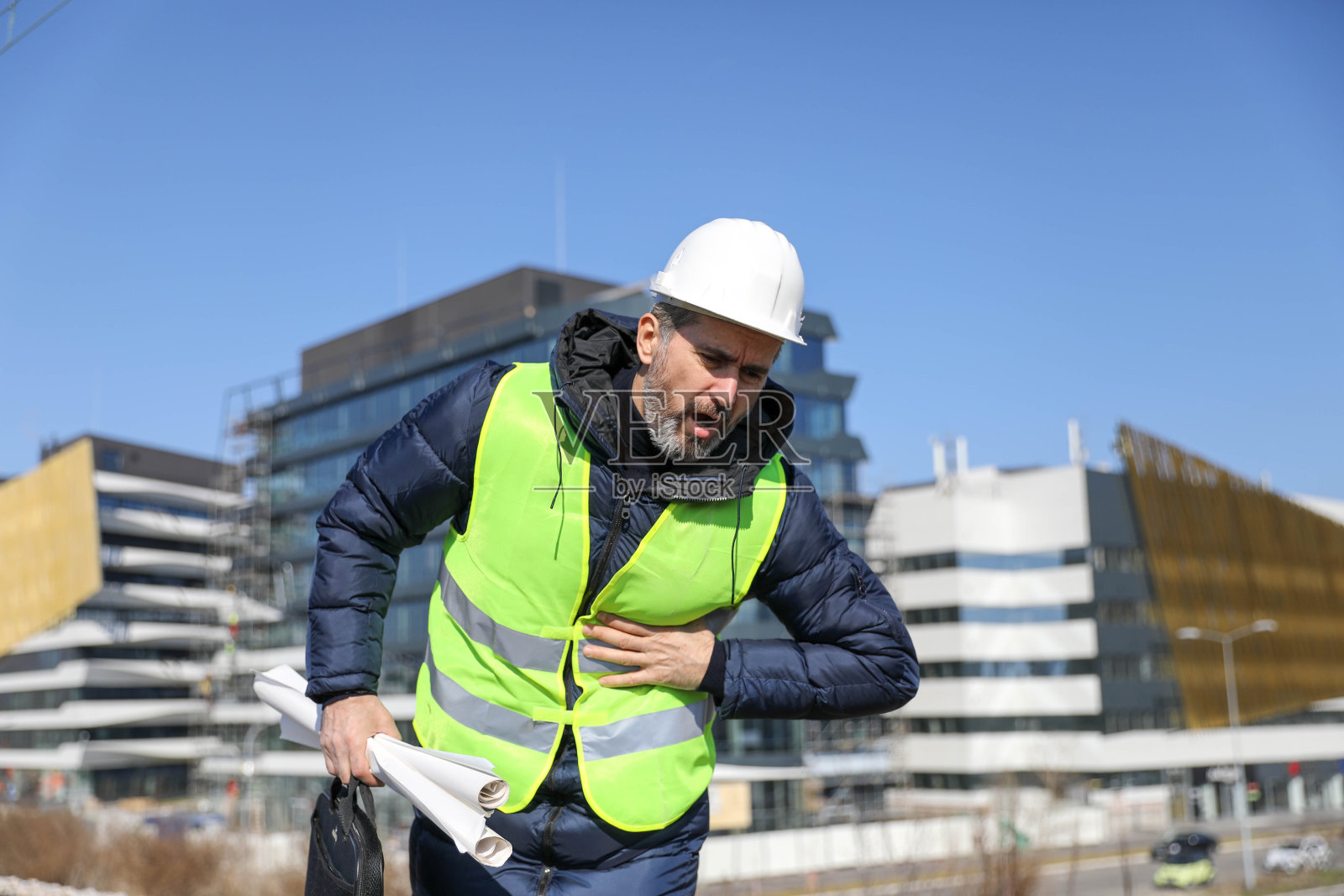 资深商人带着痛苦站在公司大楼前照片摄影图片