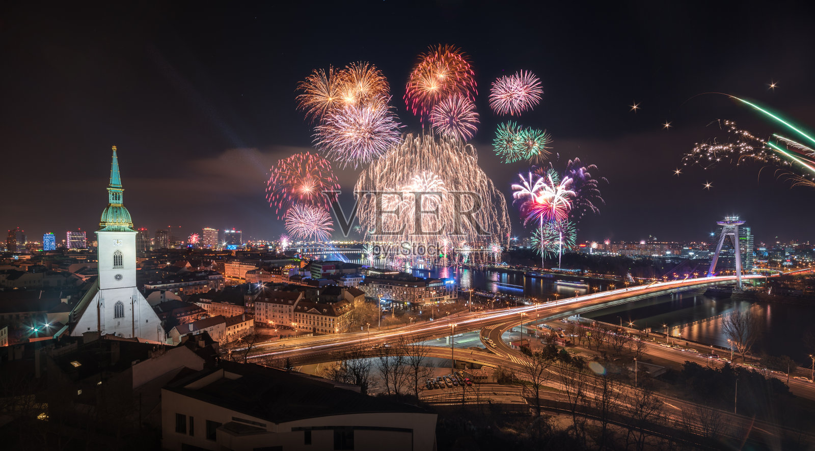 新年的庆祝活动。斯洛伐克布拉迪斯拉发多瑙河上的烟花。照片摄影图片