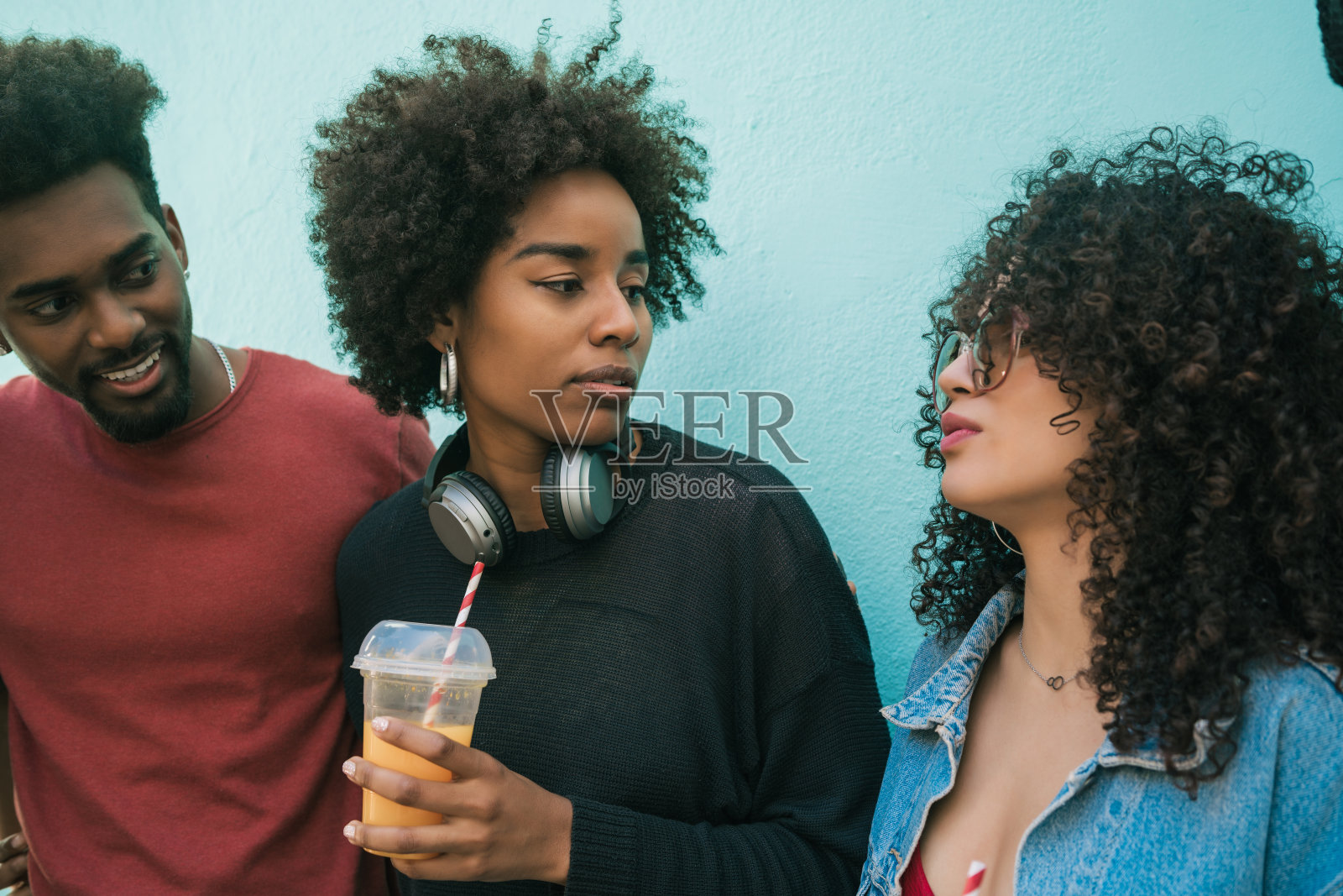 多民族的朋友在一起玩。照片摄影图片