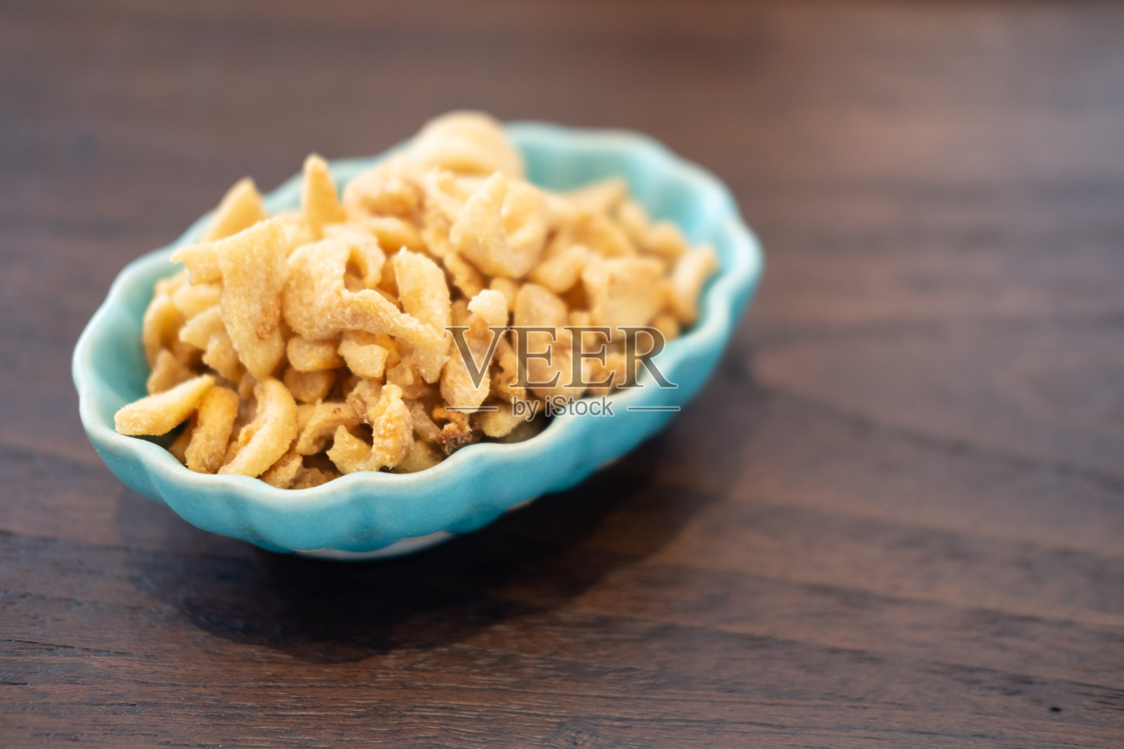 瓷杯里的脆皮猪肉和船面一起吃。泰国菜照片摄影图片